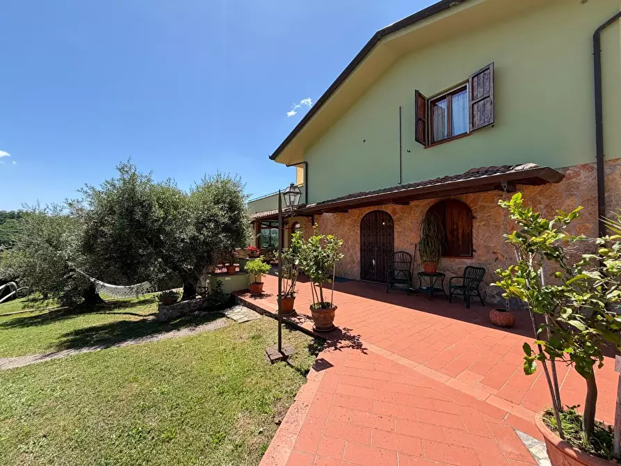 Immagine 3 di Villa in vendita  a Lucca
