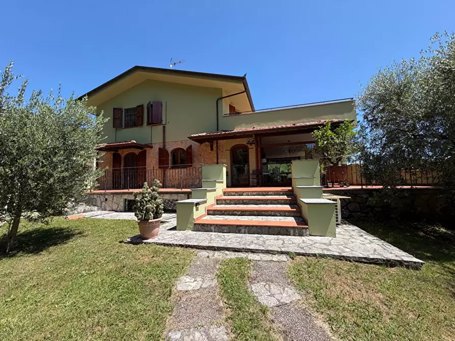 Immagine 1 di Villa in vendita  a Lucca