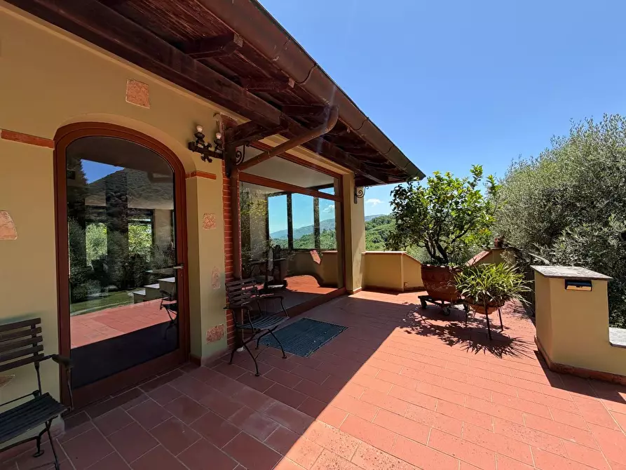 Immagine 2 di Villa in vendita  a Lucca