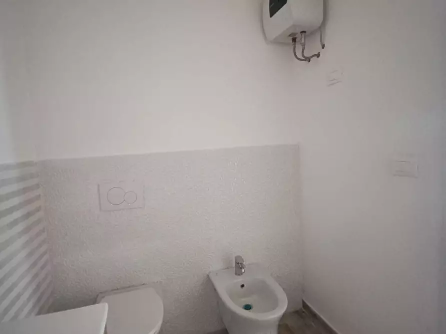 Immagine 12 di Ufficio in vendita  a Massa