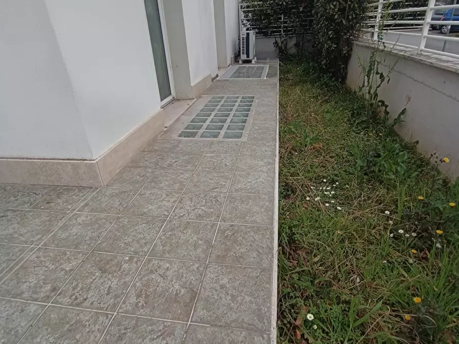 Immagine 18 di Ufficio in vendita  a Massa