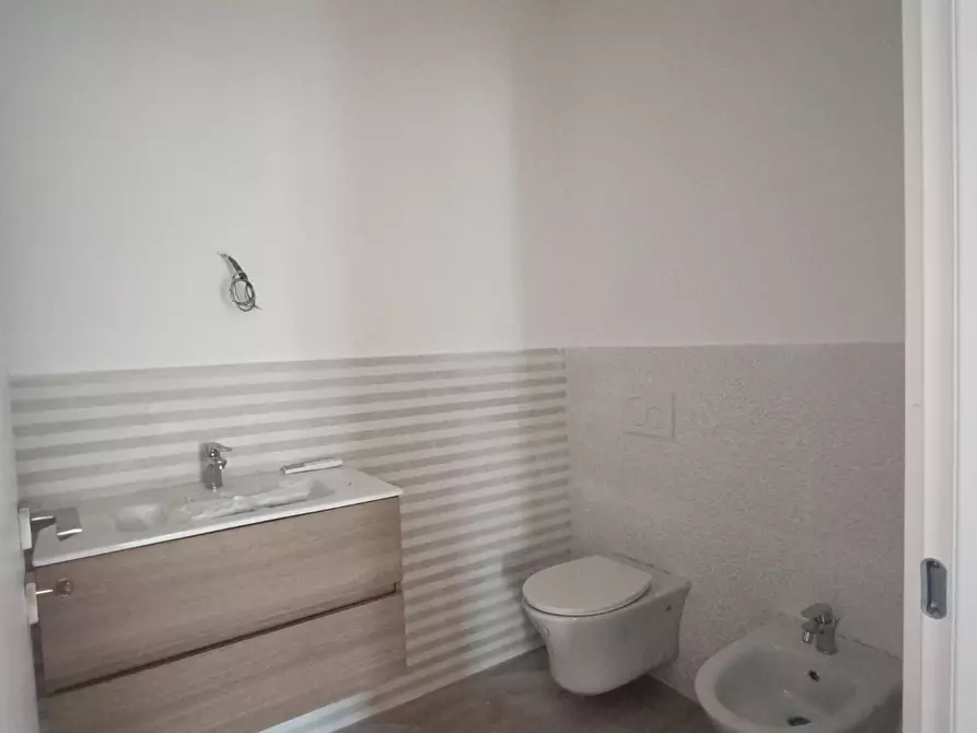 Immagine 8 di Ufficio in vendita  a Massa