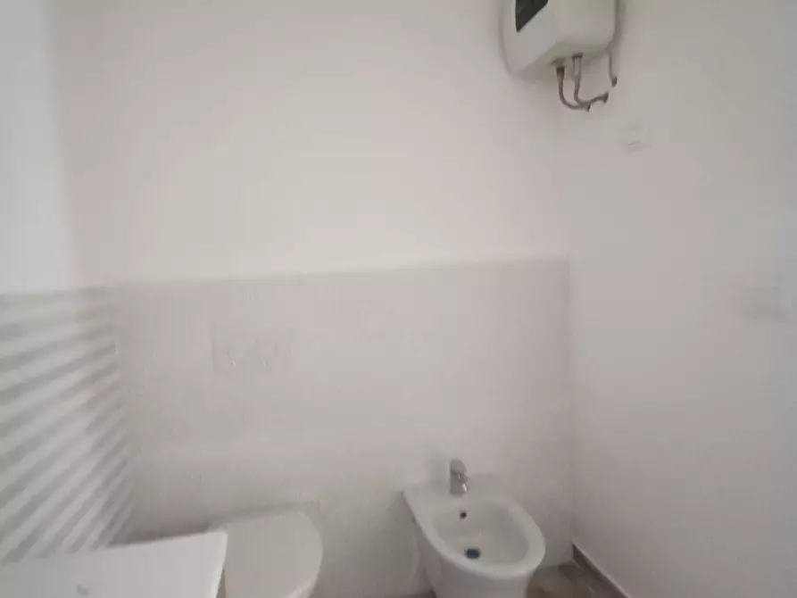 Immagine 9 di Ufficio in vendita  a Massa