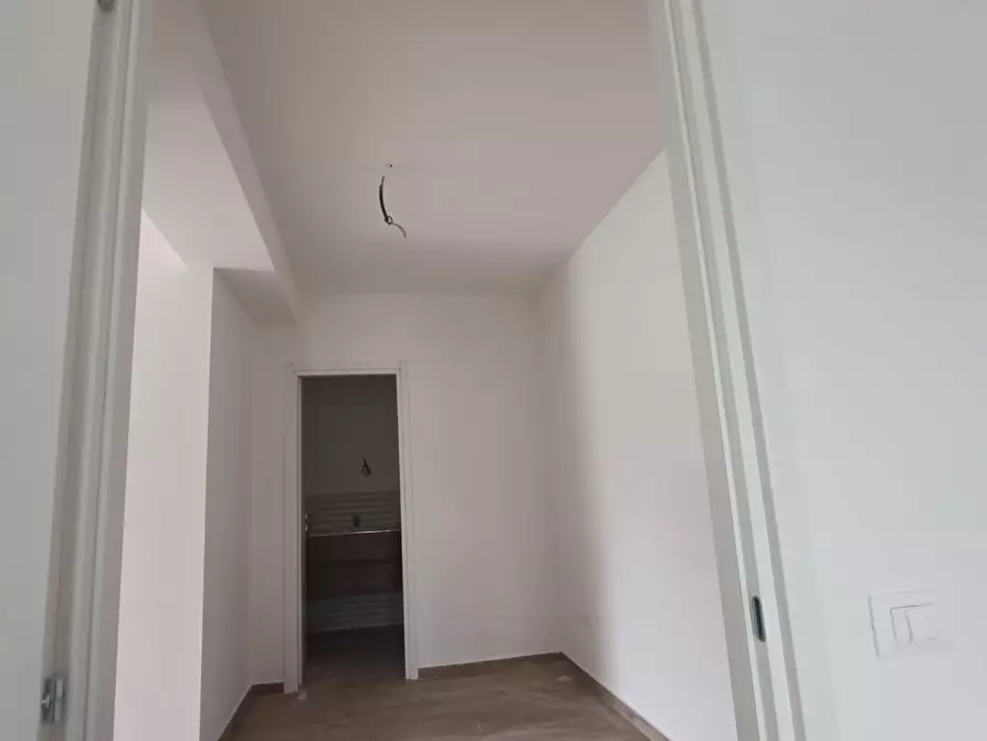 Immagine 10 di Ufficio in vendita  a Massa
