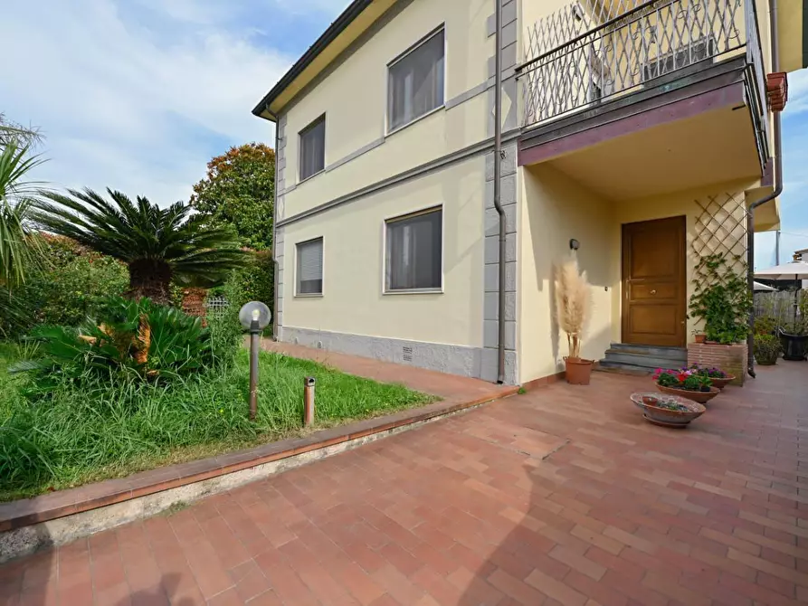 Immagine 2 di Villa in vendita  a San Giuliano Terme