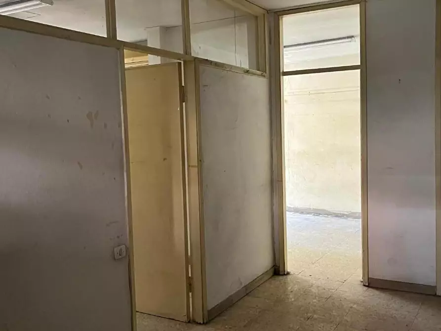 Immagine 2 di Ufficio in vendita  a Massa