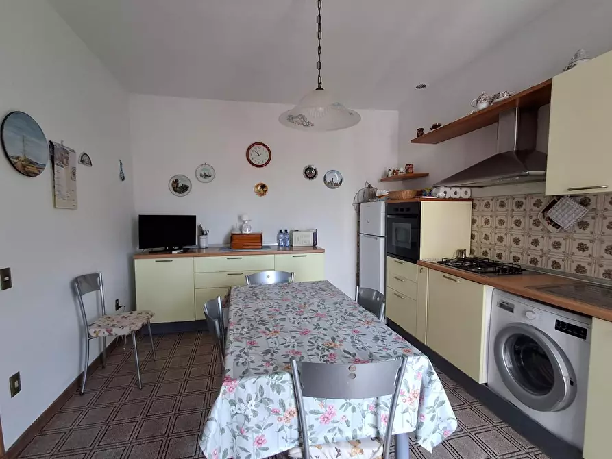 Immagine 1 di Appartamento in vendita  a Capraia E Limite