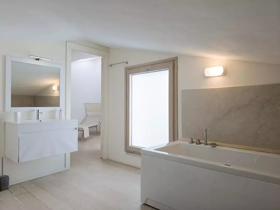 Immagine 11 di Mansarda in affitto  a Forte Dei Marmi