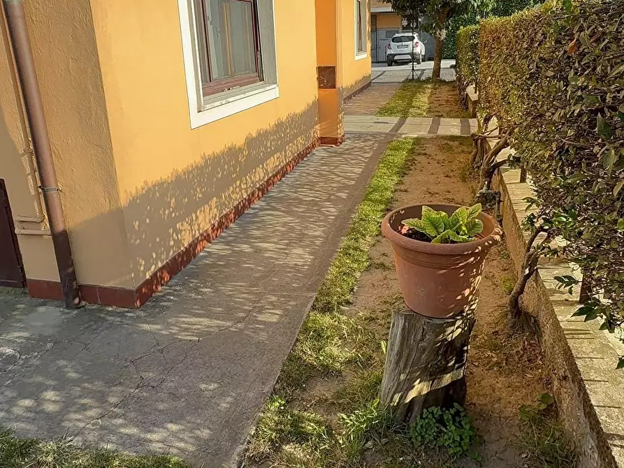 Immagine 4 di Appartamento in vendita  a Lucca