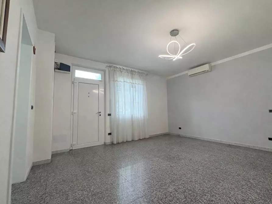 Immagine 2 di Villa in vendita  a Camaiore