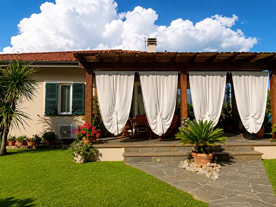 Immagine 1 di Villa in vendita  a Camaiore