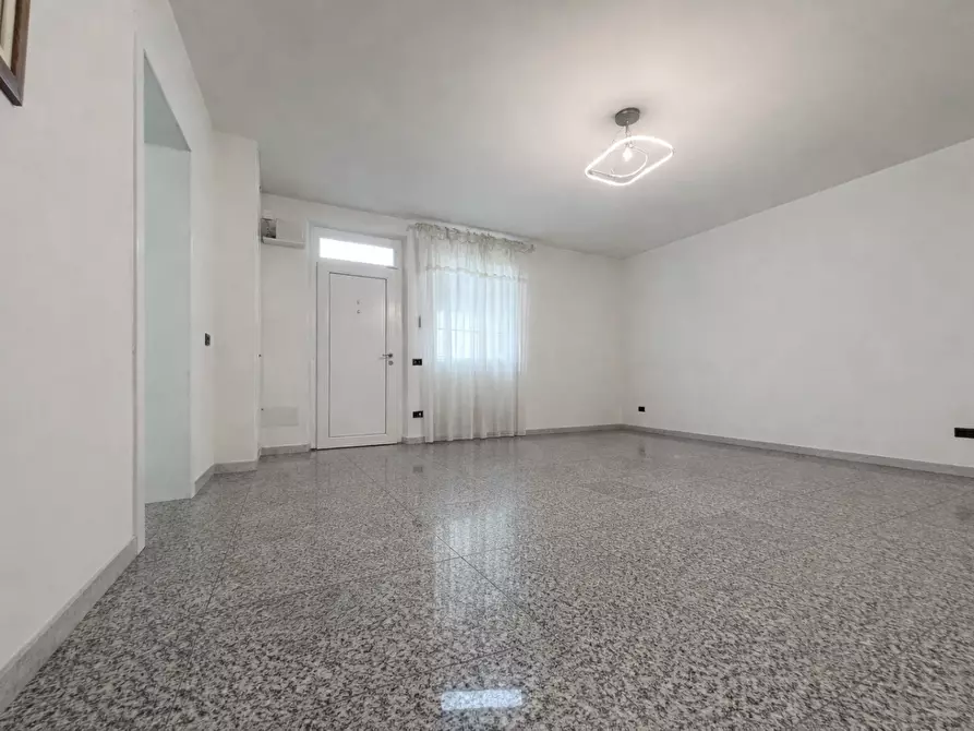 Immagine 4 di Villa in vendita  a Camaiore