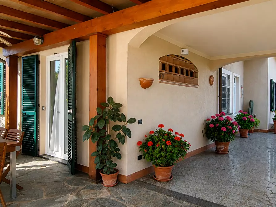 Immagine 6 di Villa in vendita  a Camaiore