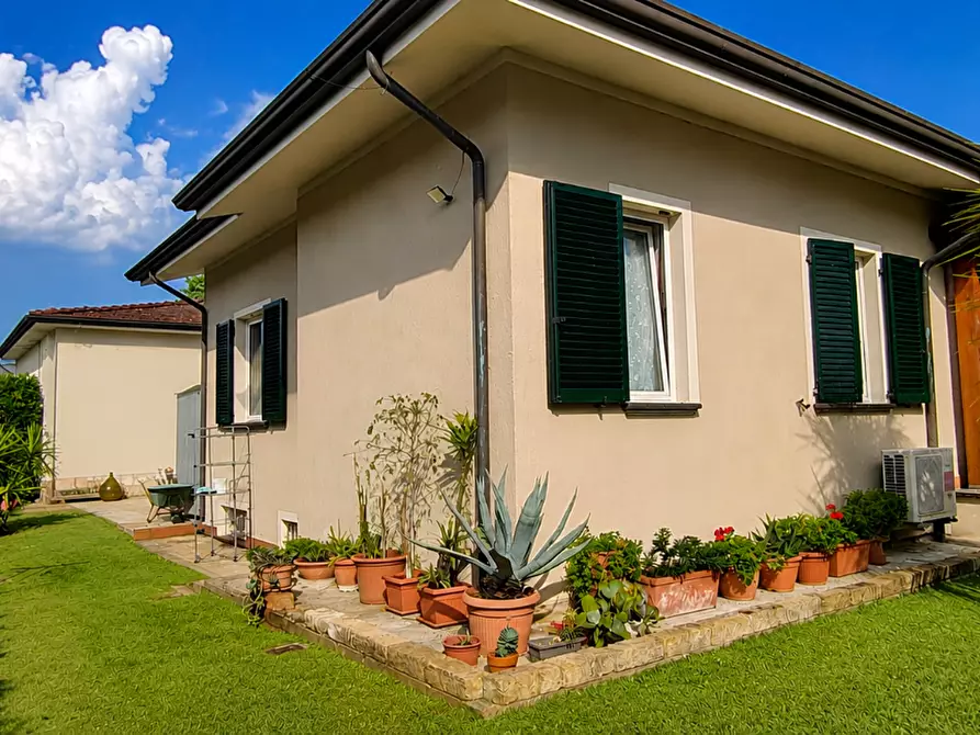 Immagine 18 di Villa in vendita  a Camaiore