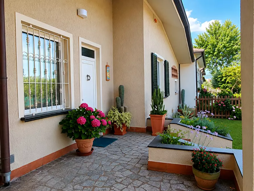 Immagine 11 di Villa in vendita  a Camaiore