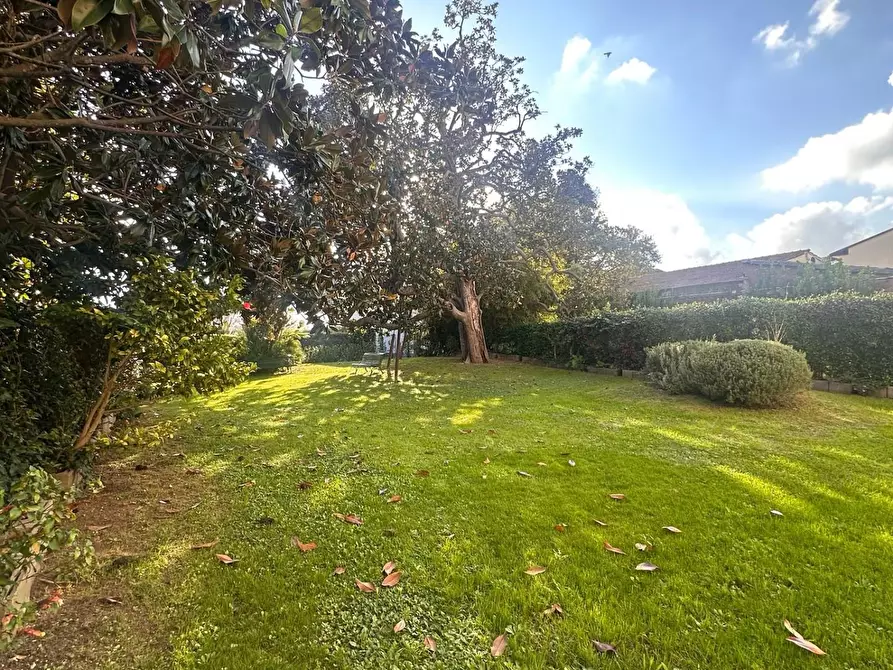Immagine 38 di Villa in vendita  a Cascina