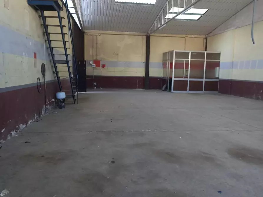 Immagine 1 di Attività artigianale in affitto  a Capannori