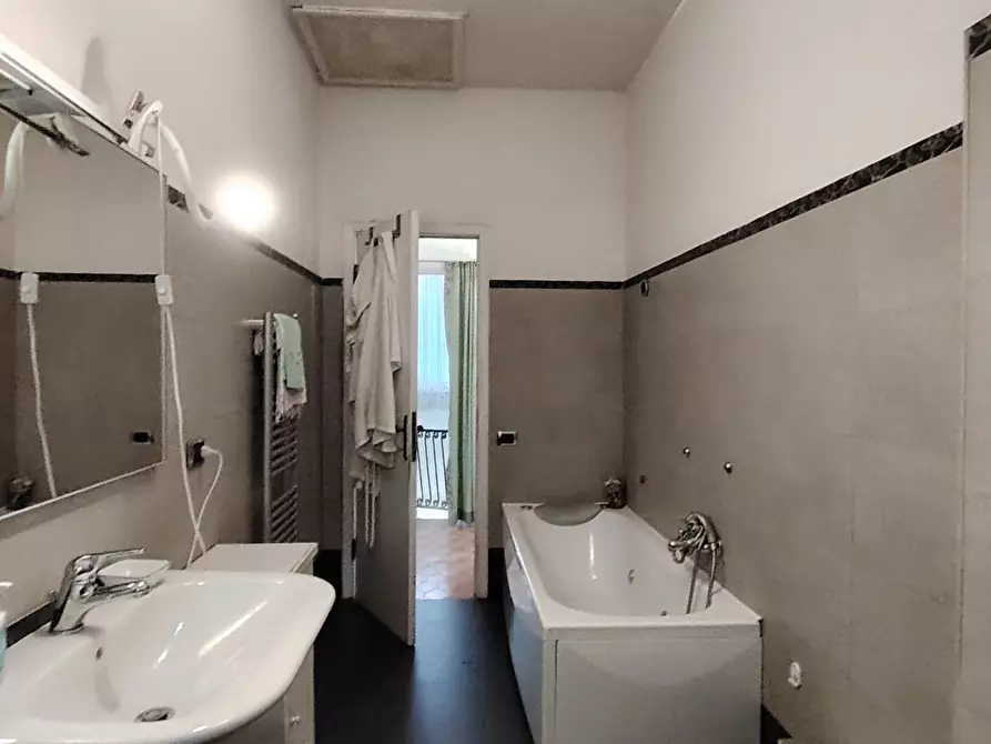 Immagine 29 di Appartamento in vendita  a Carrara