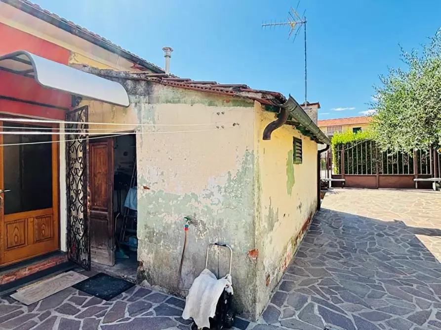 Immagine 48 di Villa in vendita  a Pescia