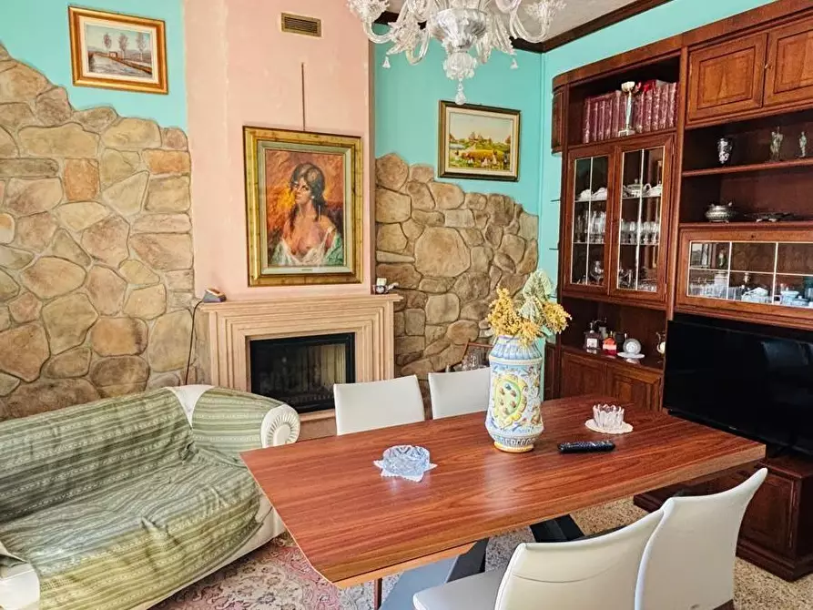 Immagine 6 di Villa in vendita  a Pescia