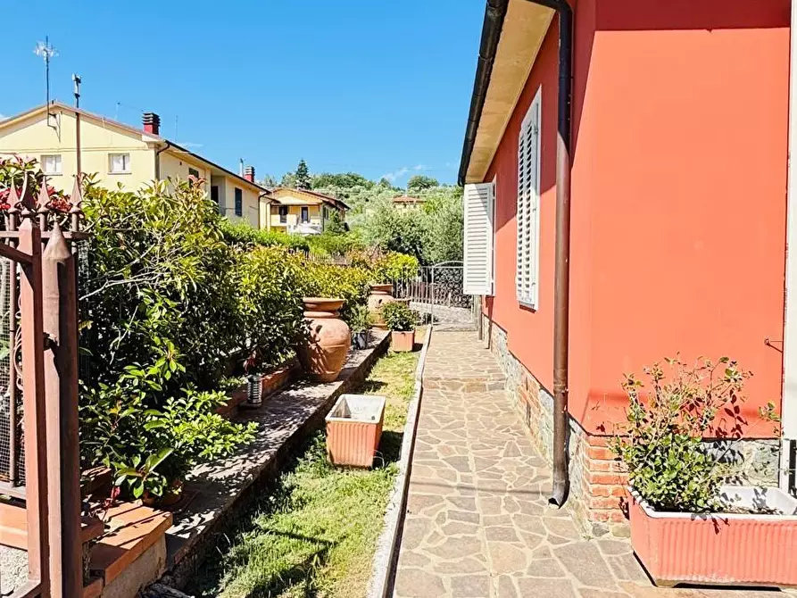 Immagine 38 di Villa in vendita  a Pescia