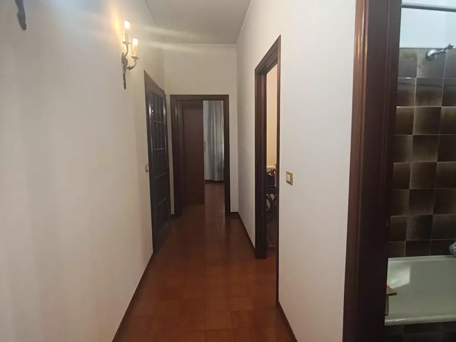 Immagine 21 di Appartamento in vendita  a Lucca