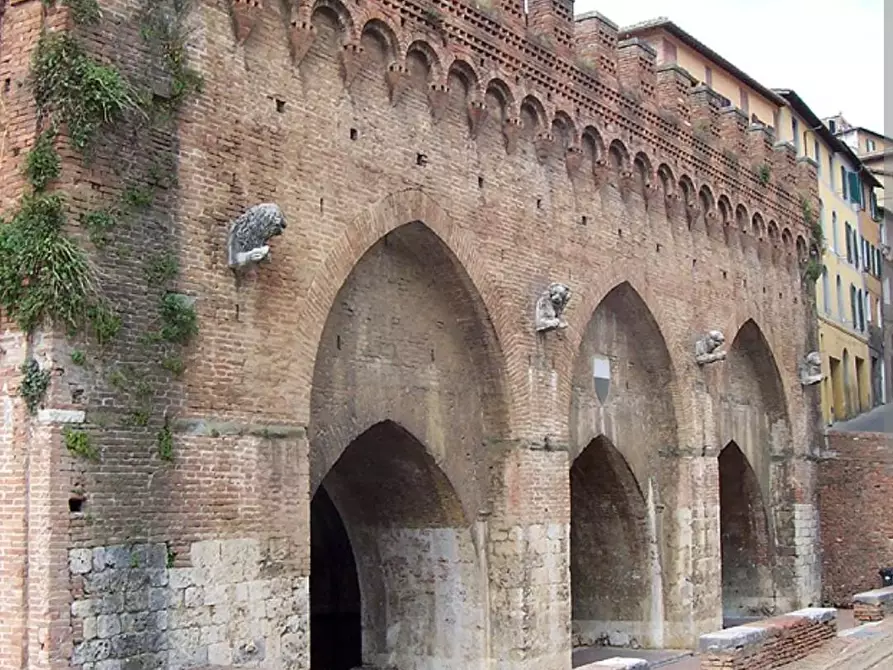Immagine 13 di Appartamento in vendita  a Siena