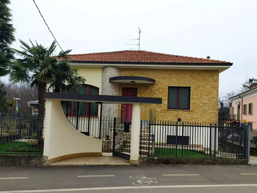 Immagine 1 di Villa in vendita  a Cairate