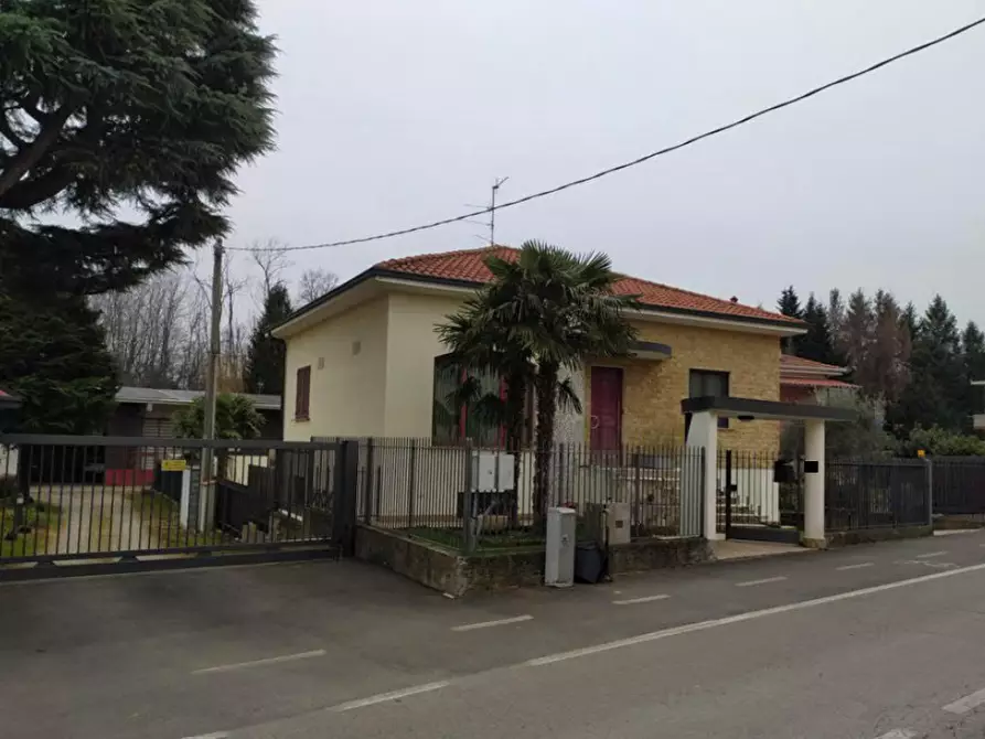 Immagine 2 di Villa in vendita  a Cairate