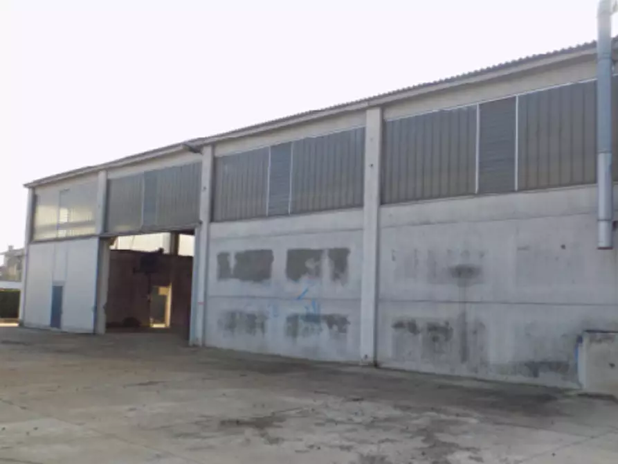 Immagine 2 di Capannone industriale in vendita  a Treviglio