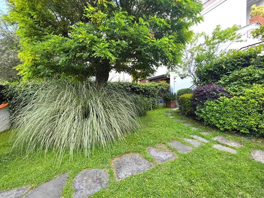 Immagine 4 di Porzione di casa in vendita  a Montignoso