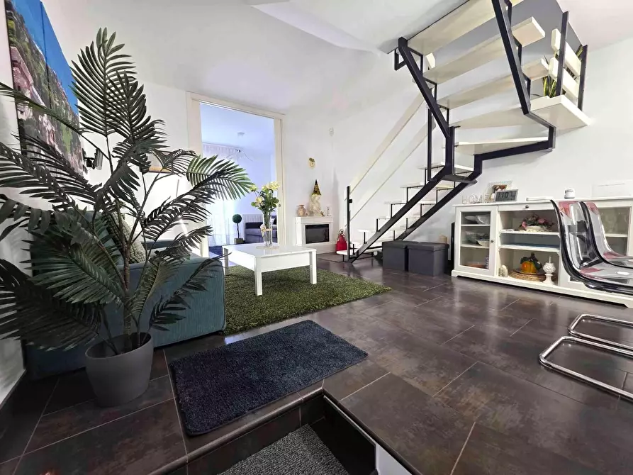 Immagine 5 di Porzione di casa in vendita  a Montignoso