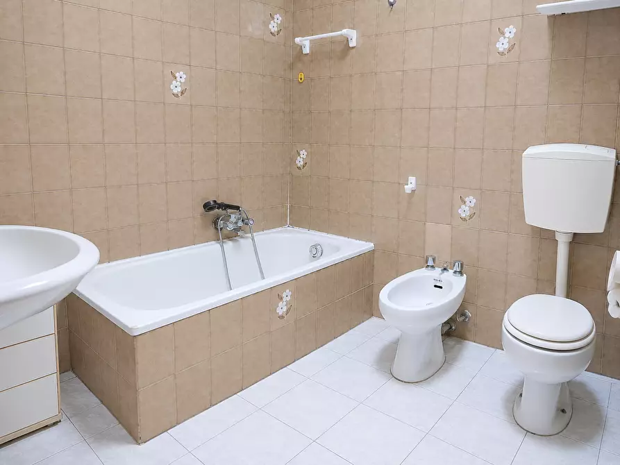 Immagine 10 di Appartamento in vendita  a Carrara