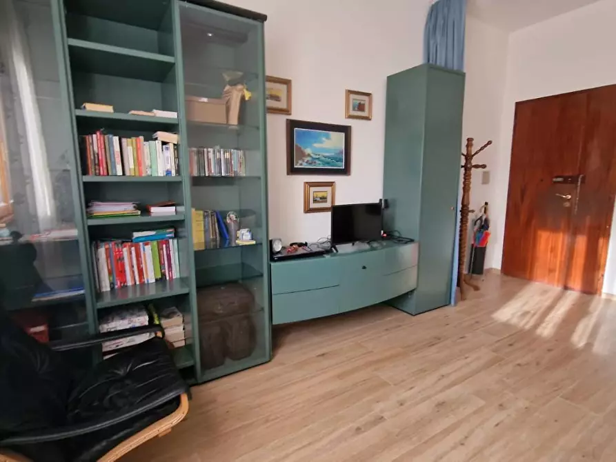 Immagine 3 di Appartamento in vendita  a Viareggio