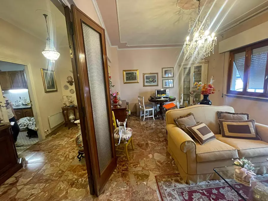 Immagine 7 di Appartamento in vendita  a Lucca
