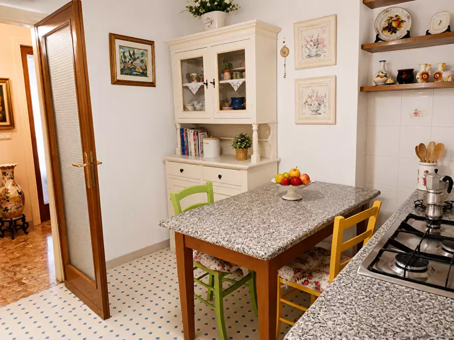Immagine 21 di Appartamento in vendita  a Lucca