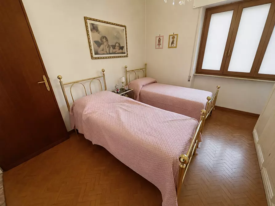 Immagine 50 di Appartamento in vendita  a Lucca