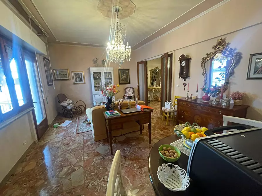 Immagine 17 di Appartamento in vendita  a Lucca