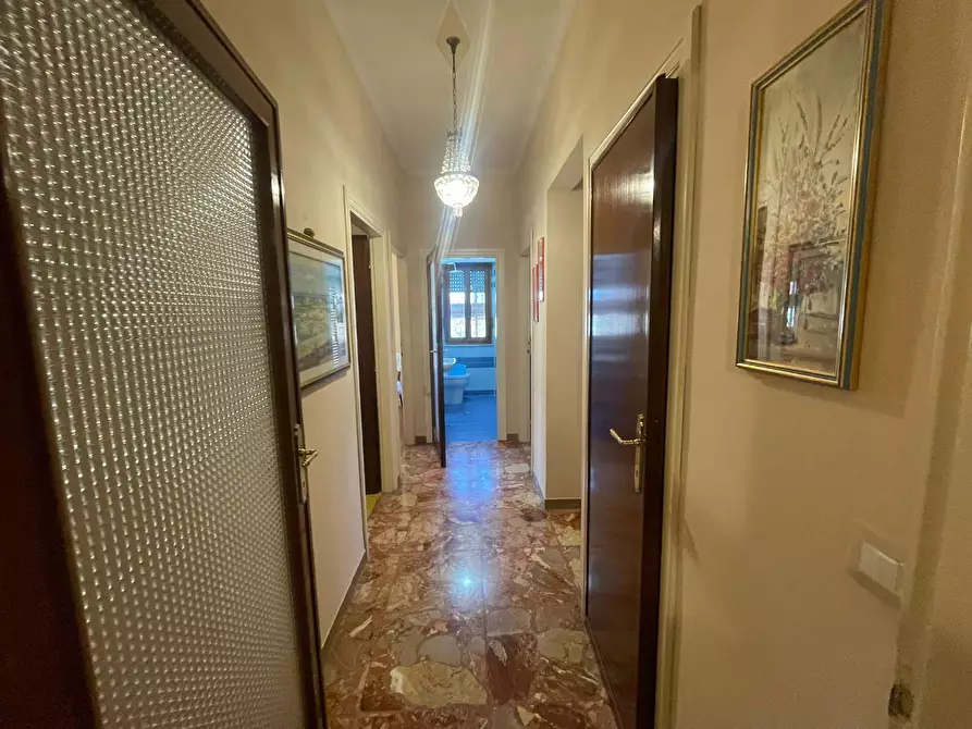 Immagine 31 di Appartamento in vendita  a Lucca