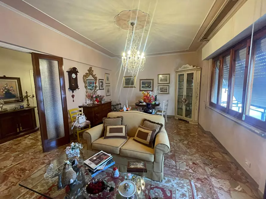 Immagine 8 di Appartamento in vendita  a Lucca