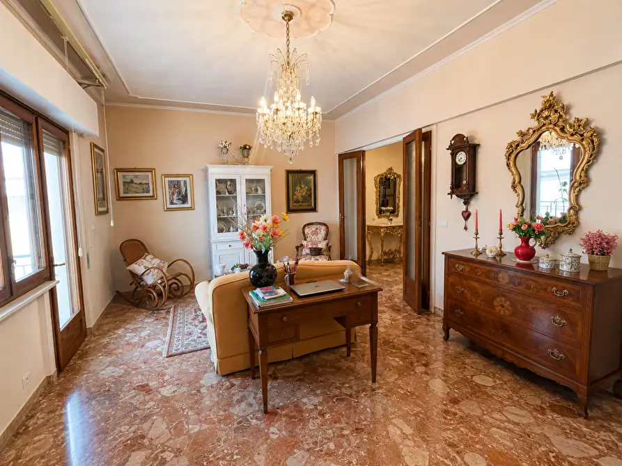 Immagine 1 di Appartamento in vendita  a Lucca