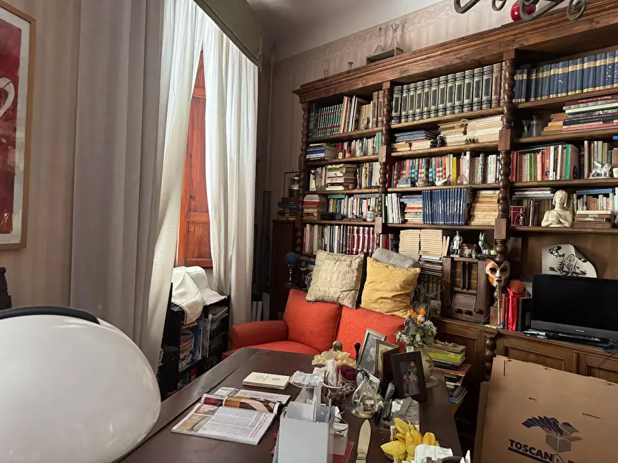 Immagine 11 di Appartamento in vendita  a Lucca