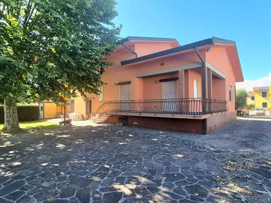 Immagine 9 di Villa in vendita  a Capannori
