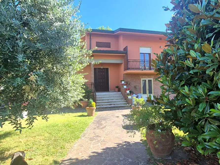 Immagine 3 di Villa in vendita  a Capannori