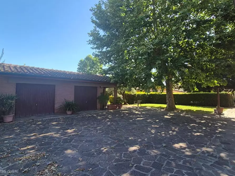 Immagine 4 di Villa in vendita  a Capannori