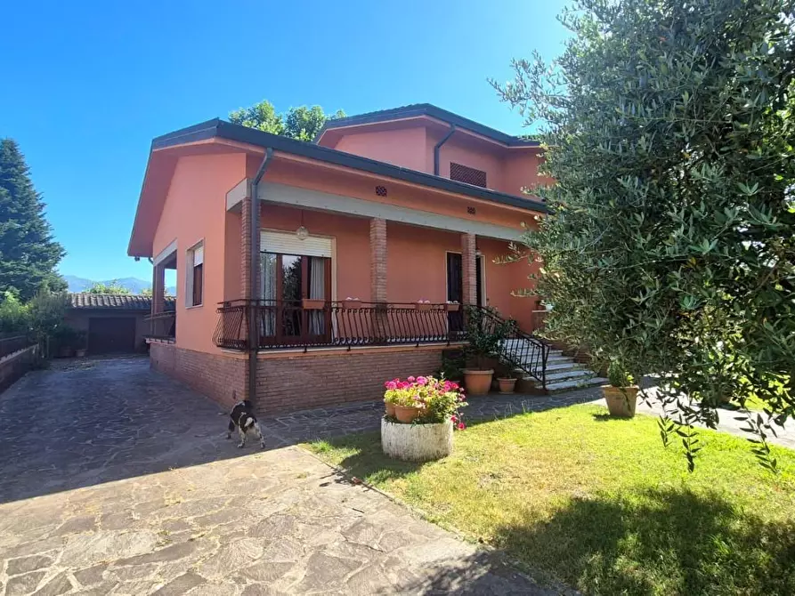 Immagine 2 di Villa in vendita  a Capannori