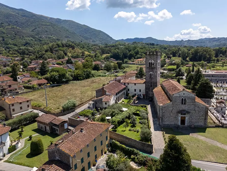 Immagine 34 di Casa colonica in vendita  a Camaiore