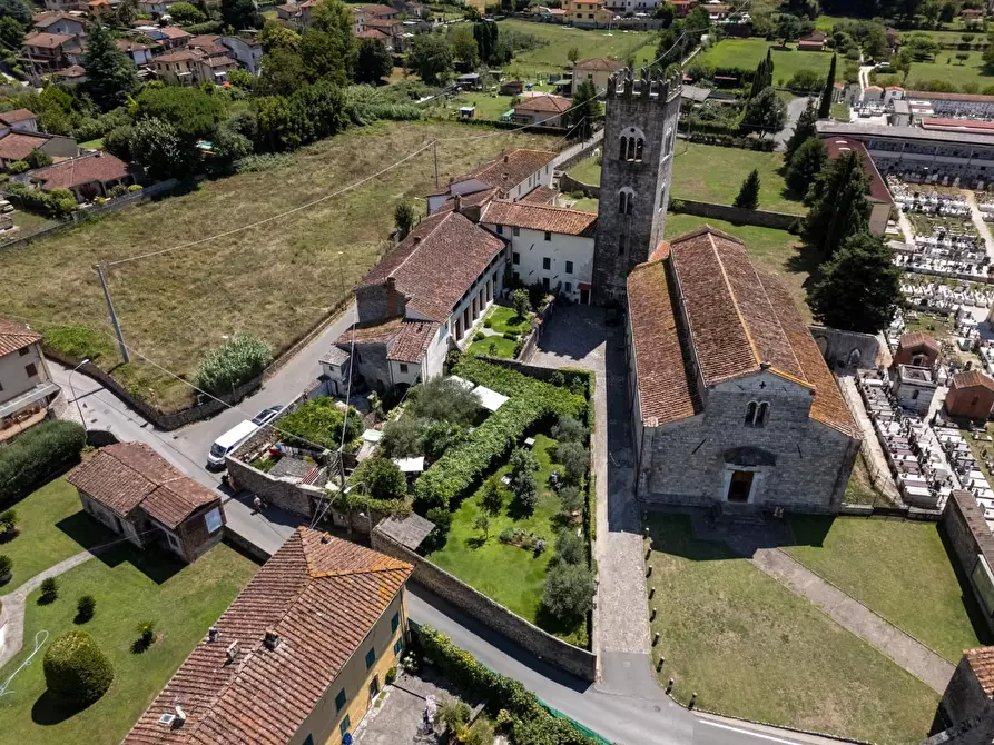 Immagine 46 di Casa colonica in vendita  a Camaiore