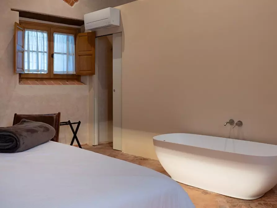 Immagine 19 di Casa colonica in vendita  a Camaiore