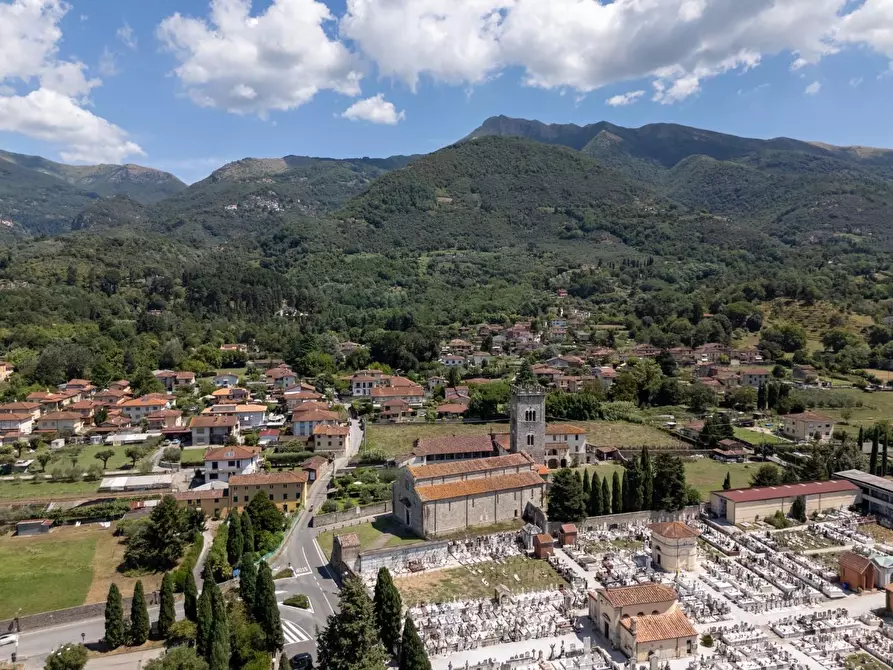 Immagine 43 di Casa colonica in vendita  a Camaiore